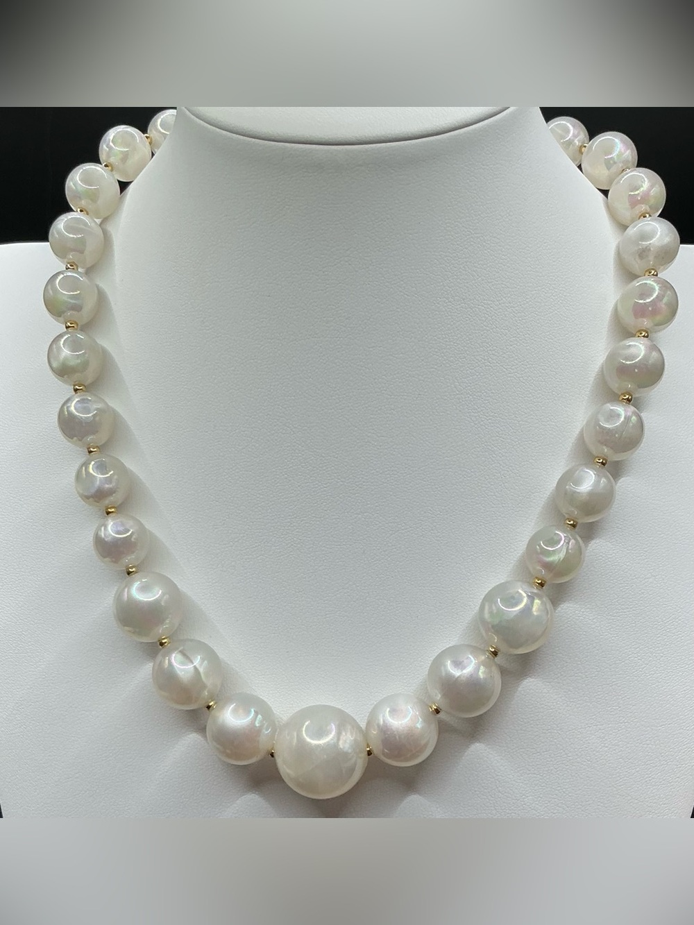 VINTAGE IRIDESCENT FAUX PEARL GRADUATED NECKLACE WITH GOLD TONE SPACER BEADS